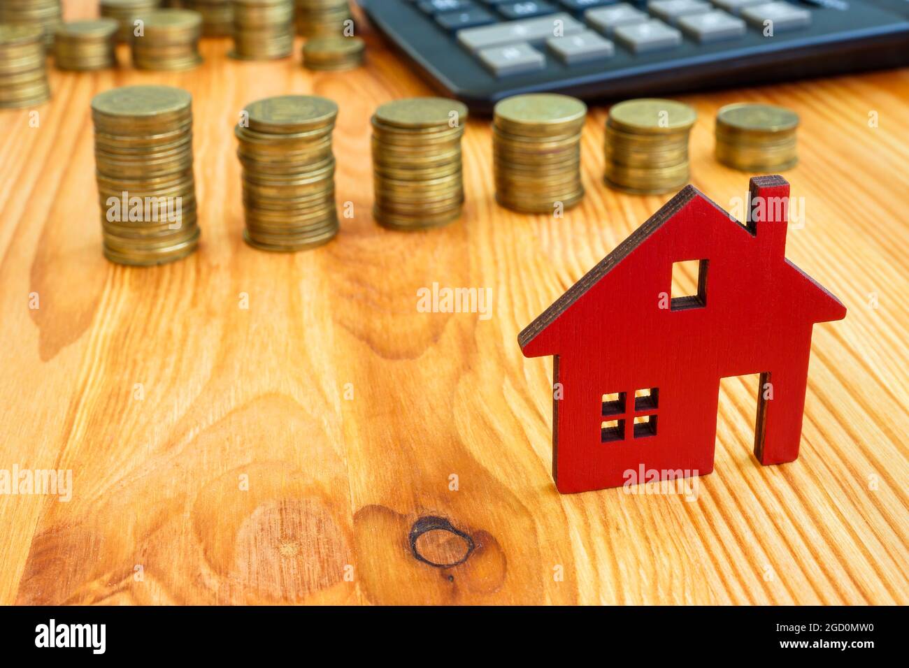 Investieren in Immobilien-Konzept. Geld und Modell der Heimat. Stockfoto