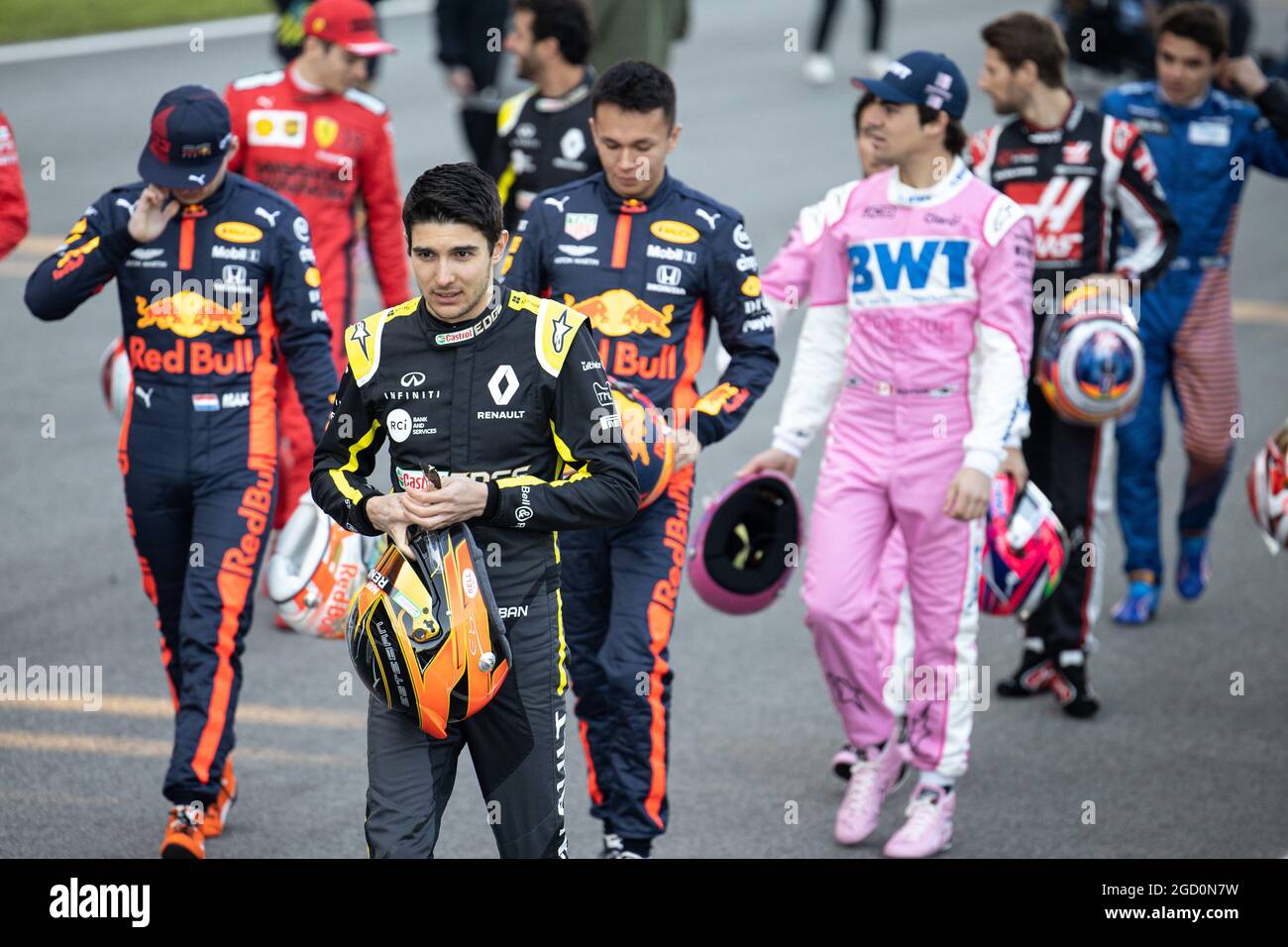 Esteban Ocon (FRA) Renault F1 Team bei einem Fahrergruppenfoto. Formel-1-Tests, Tag 1, Mittwoch, 19. Februar 2020. Barcelona, Spanien. Stockfoto