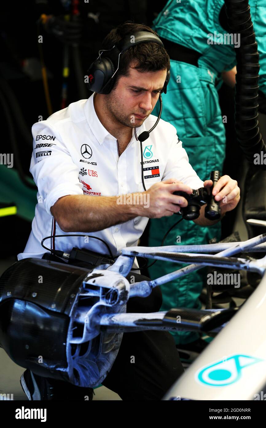Mercedes AMG F1-Ingenieur fotografiert die Strömungsfarbe an der Vorderradaufhängung und am Bremskanal des Mercedes AMG F1 W11. Formel-1-Tests, Tag 2, Donnerstag, 20. Februar 2020. Barcelona, Spanien. Stockfoto