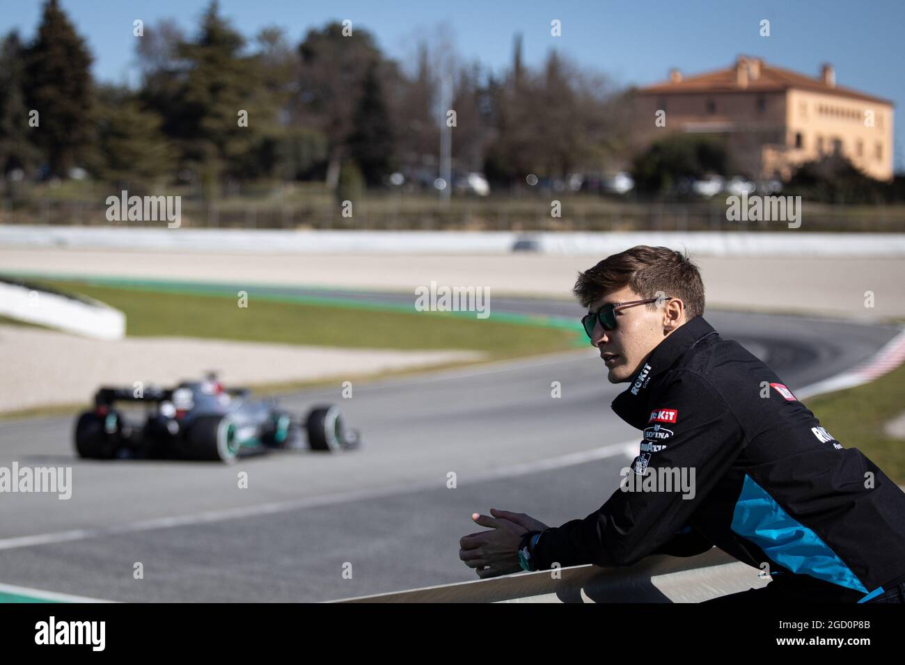 George Russell (GBR) Williams Racing beobachtet Lewis Hamilton (GBR) Mercedes AMG F1 W11. Formel-1-Tests, Tag 1, Mittwoch, 26. Februar 2020. Barcelona, Spanien. Stockfoto
