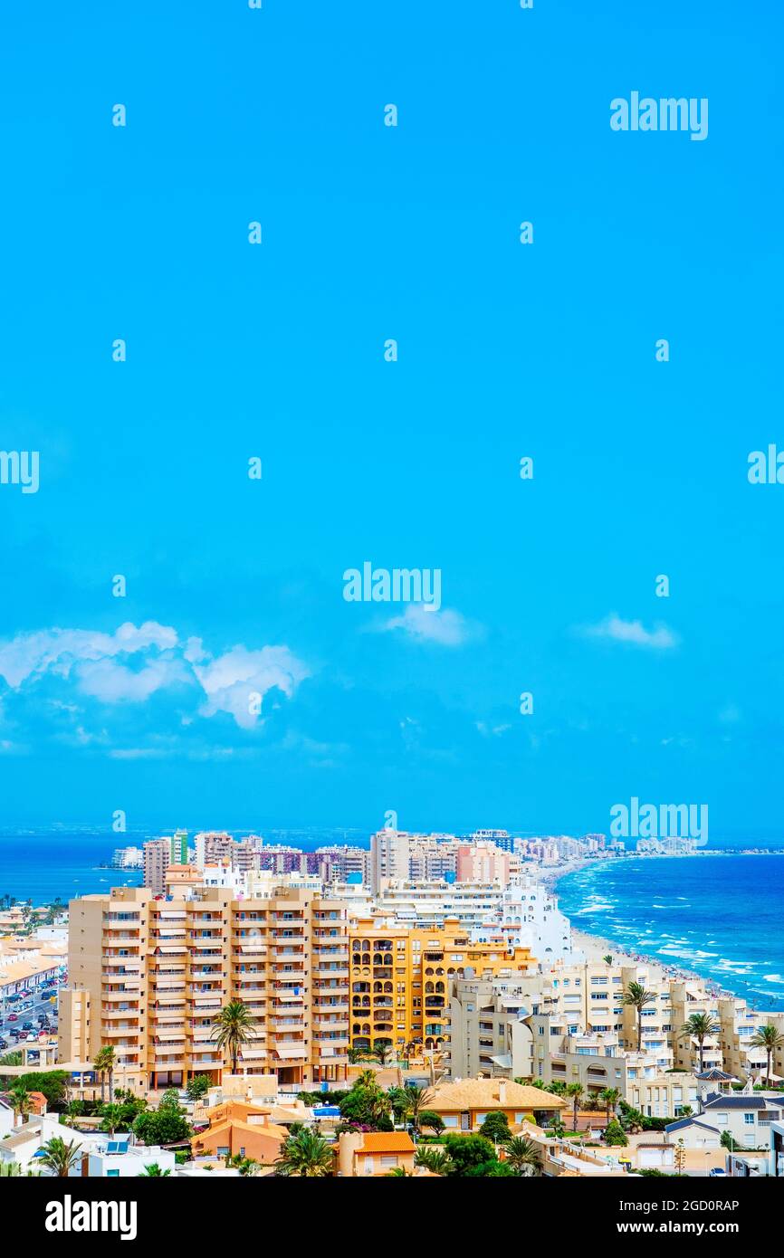 Ein Blick über La Manga del Mar Menor, in Murcia, Spanien, mit der Lagune Mar Menor auf der linken Seite und dem Mittelmeer auf der rechten Seite, und einige leere Spa Stockfoto