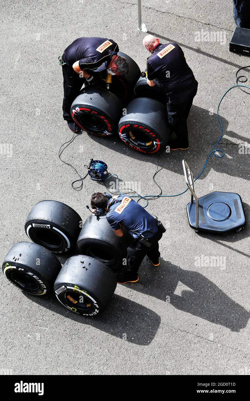 Reifeningenieure von Pirelli. Großer Preis von Österreich, Freitag, 3. Juli 2020. Spielberg, Österreich. Stockfoto