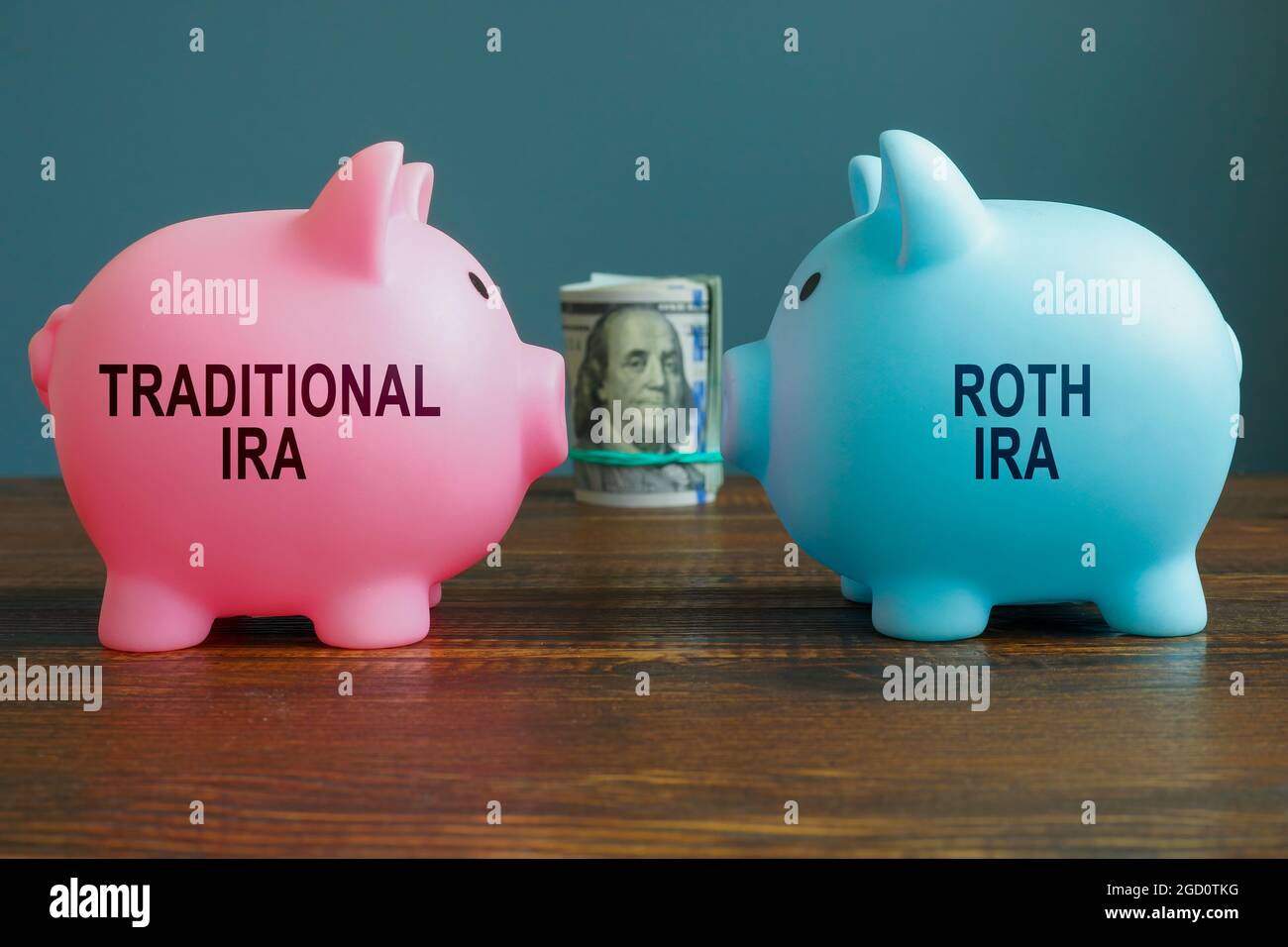Optionen traditionelle IRA- oder Roth IRA-Pensionspläne als Sparschwein. Stockfoto