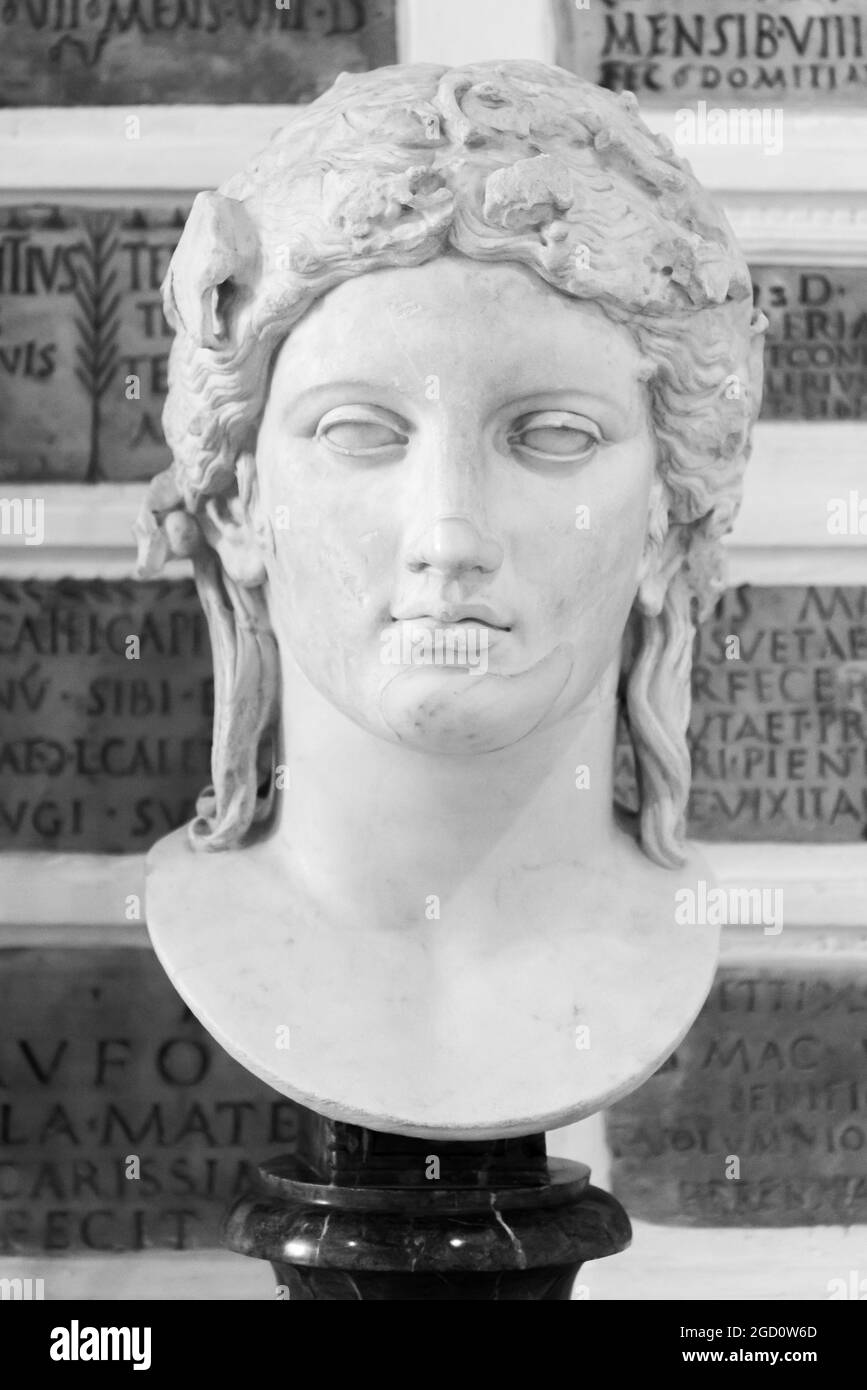 Schwarz-Weiß-Foto der alten römischen Büste porträtiert das schöne Gesicht einer jungen Frau mit leeren Augen Stockfoto