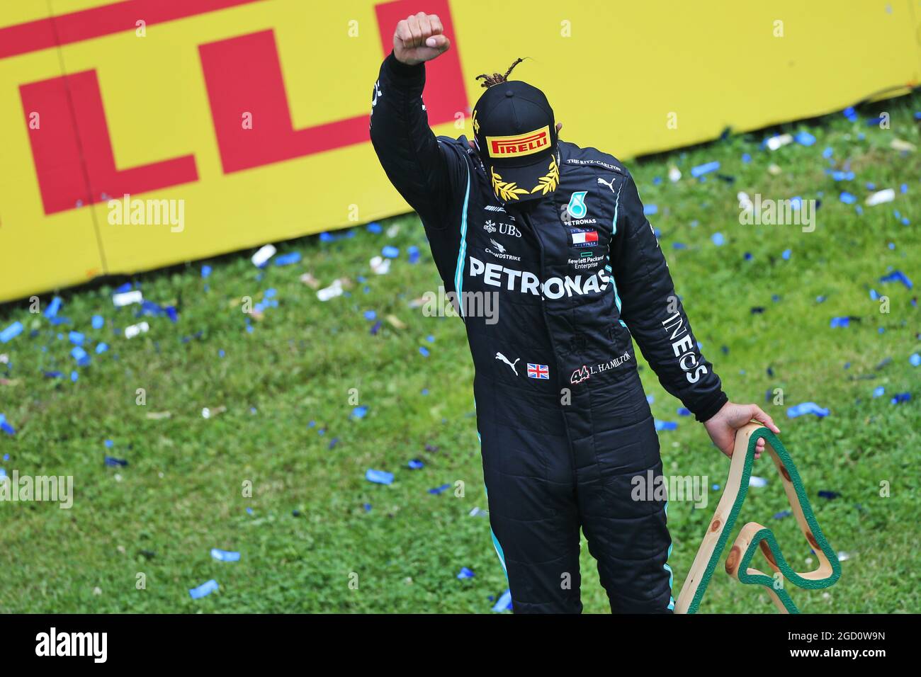 Rennsieger Lewis Hamilton (GBR) Mercedes AMG F1 auf dem Podium grüßt die schwarze Power. Steiermark Grand Prix, Sonntag 12. Juli 2020. Spielberg, Österreich. Stockfoto