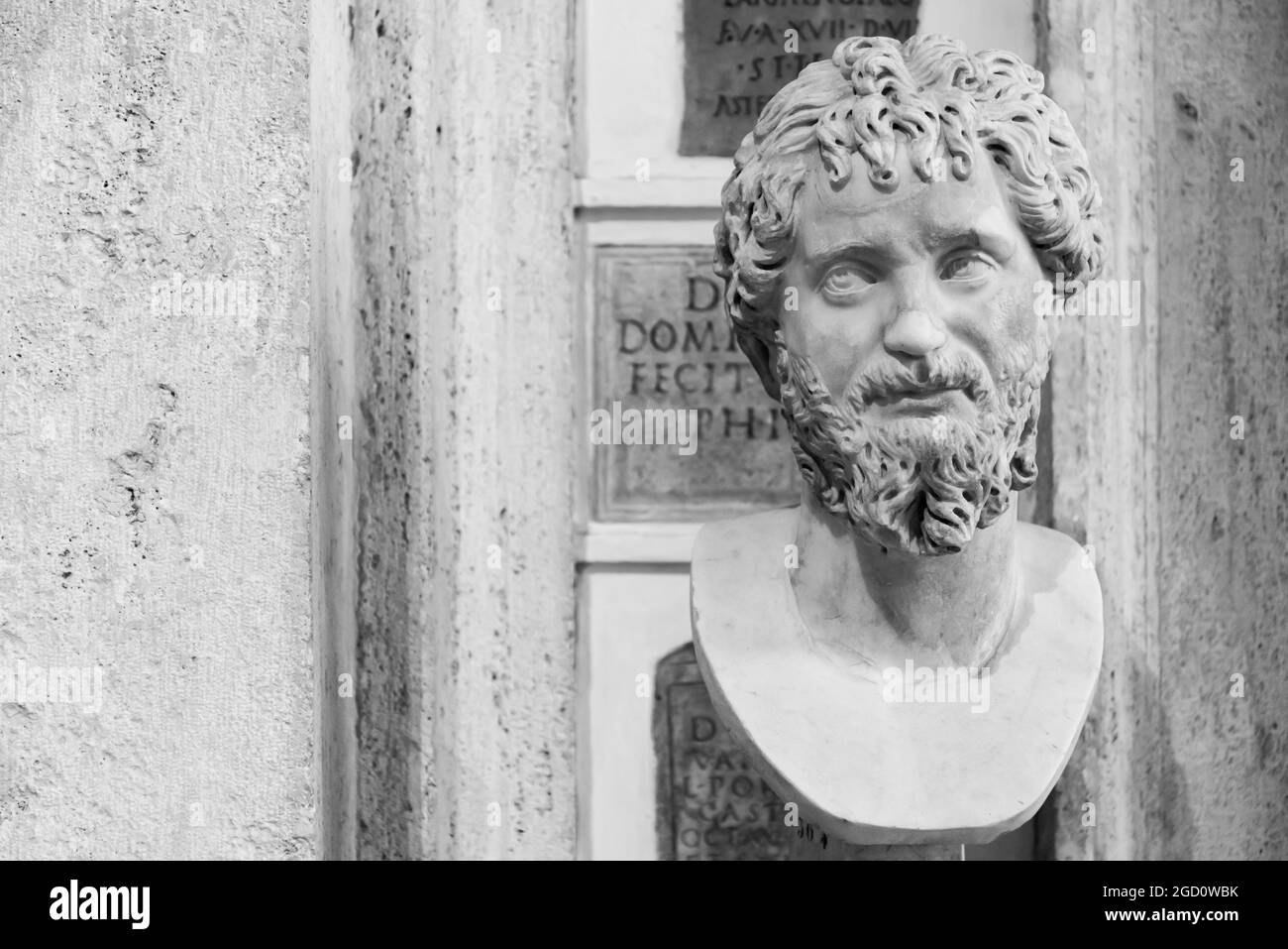 Schwarz-Weiß-Foto einer alten römischen Büste, auf der ein reifer bärtiger Mann zur Seite schaut Stockfoto
