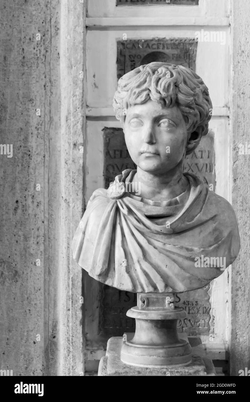 Schwarz-Weiß-Foto einer alten Büste, die einen jungen römischen Jungen porträtiert Stockfoto