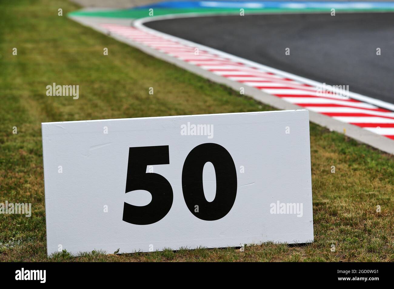 Atmosphäre im Schaltkreis – 50-Meter-Bremsmarkierung. Großer Preis von Ungarn, Donnerstag, 16. Juli 2020. Budapest, Ungarn. Stockfoto