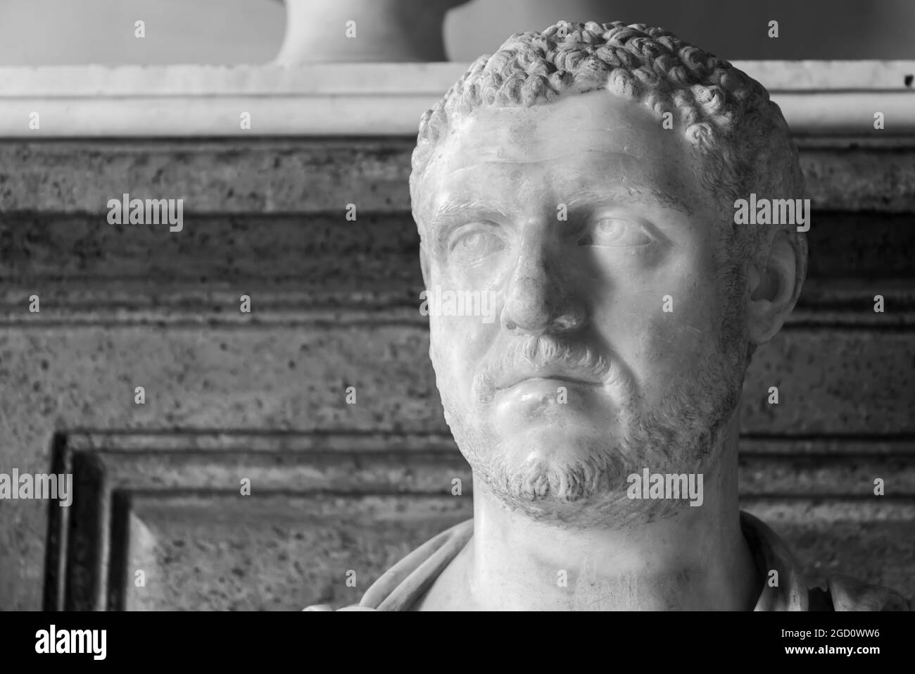 Schwarz-Weiß-Foto einer Büste, die das Profil eines alten römischen Kaiser porträtiert Stockfoto