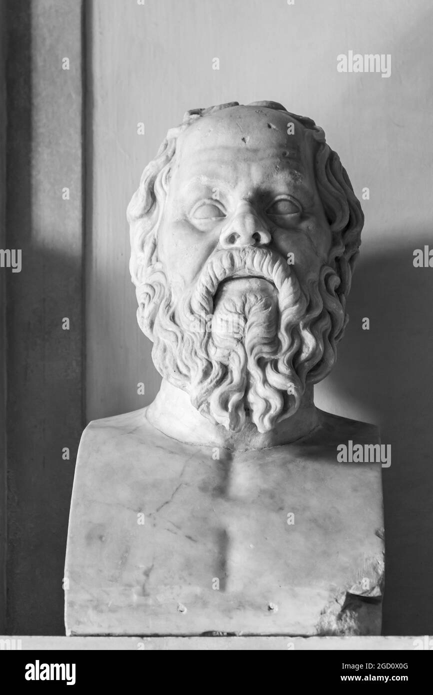 Schwarz-Weiß-Foto einer alten römischen Büste, die das ältere Gesicht eines alten griechischen Philosophen porträtiert Stockfoto