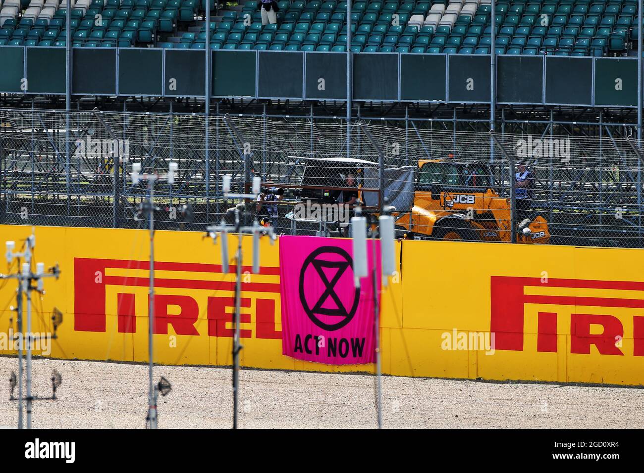 Extinction Rebellion Aktivisten verfolgen. Großer Preis von Großbritannien, Sonntag, 2. August 2020. Silverstone, England. Stockfoto