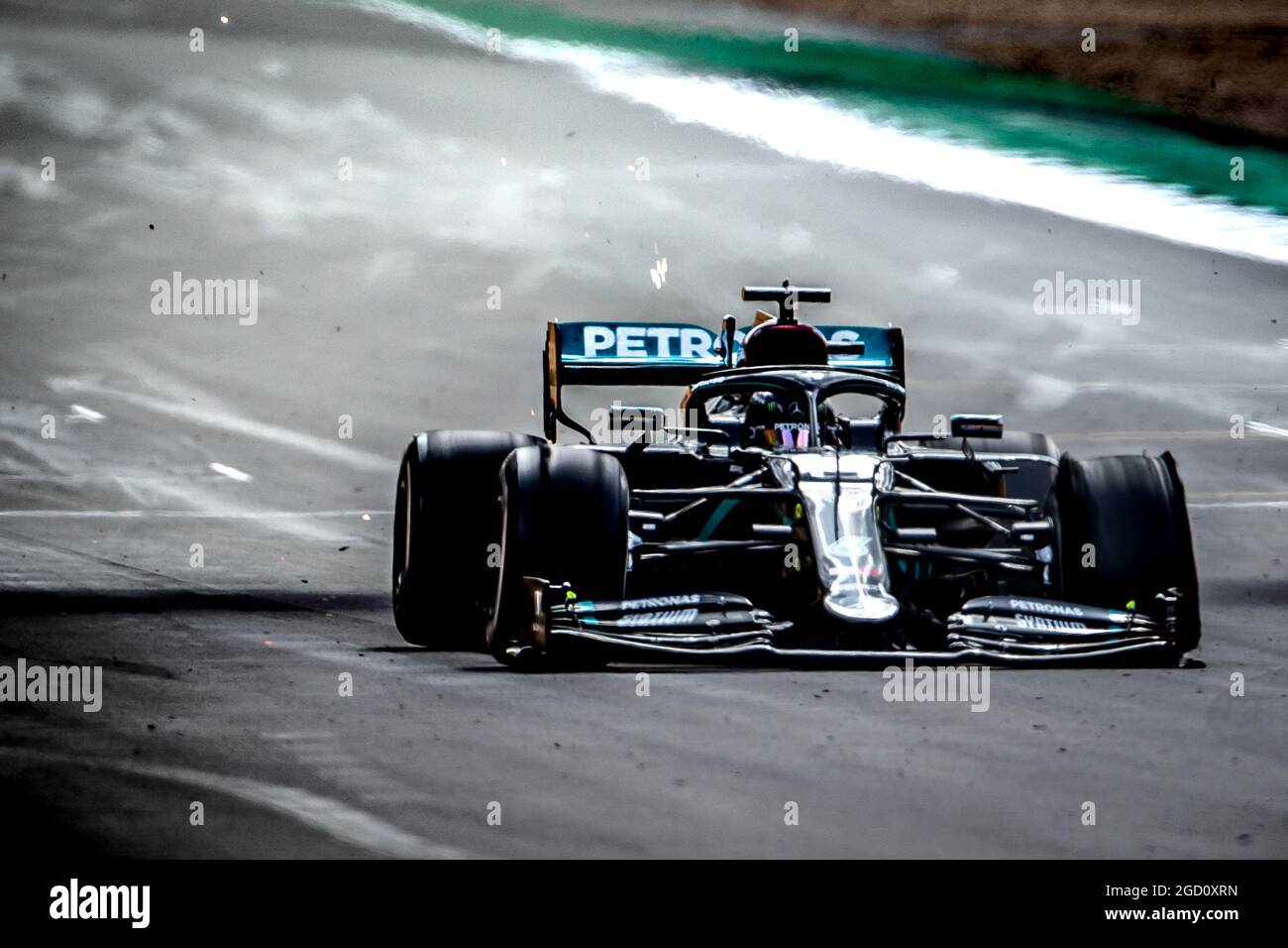 Rennsieger Lewis Hamilton (GBR) Mercedes AMG F1 W11 beendet das Rennen mit einem Reifenschaden. Großer Preis von Großbritannien, Sonntag, 2. August 2020. Silverstone, England. Stockfoto