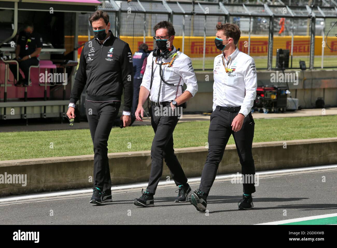 Toto Wolff (GER) Mercedes AMG F1 Aktionär und Executive Director; Andrew Shovlin (GBR) Mercedes AMG F1 Engineer. Großer Preis von Großbritannien, Sonntag, 2. August 2020. Silverstone, England. Stockfoto