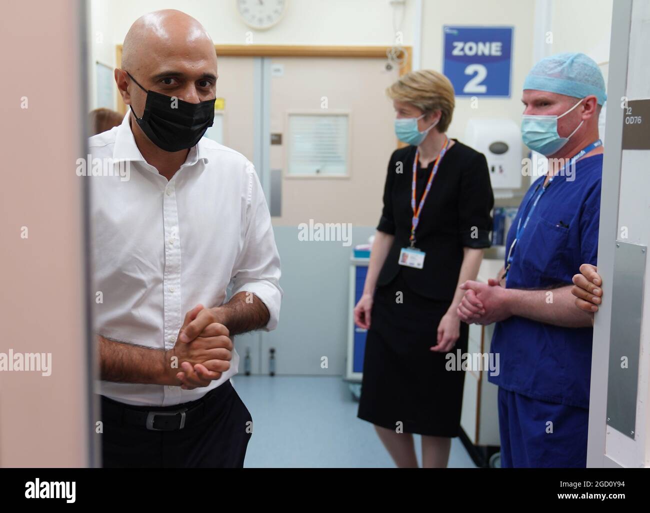 Gesundheitsminister Sajid Javid zusammen mit Amanda Pritchard, Chief Executive von NHS England, während eines Besuchs im Krankenhaus der Milton Keynes University. Bilddatum: Dienstag, 10. August 2021. Stockfoto