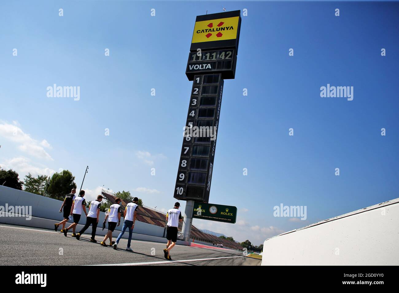 Esteban Ocon (FRA) das Renault F1 Team geht mit dem Team auf die Rennstrecke. Großer Preis von Spanien, Donnerstag, 13. August 2020. Barcelona, Spanien. Stockfoto