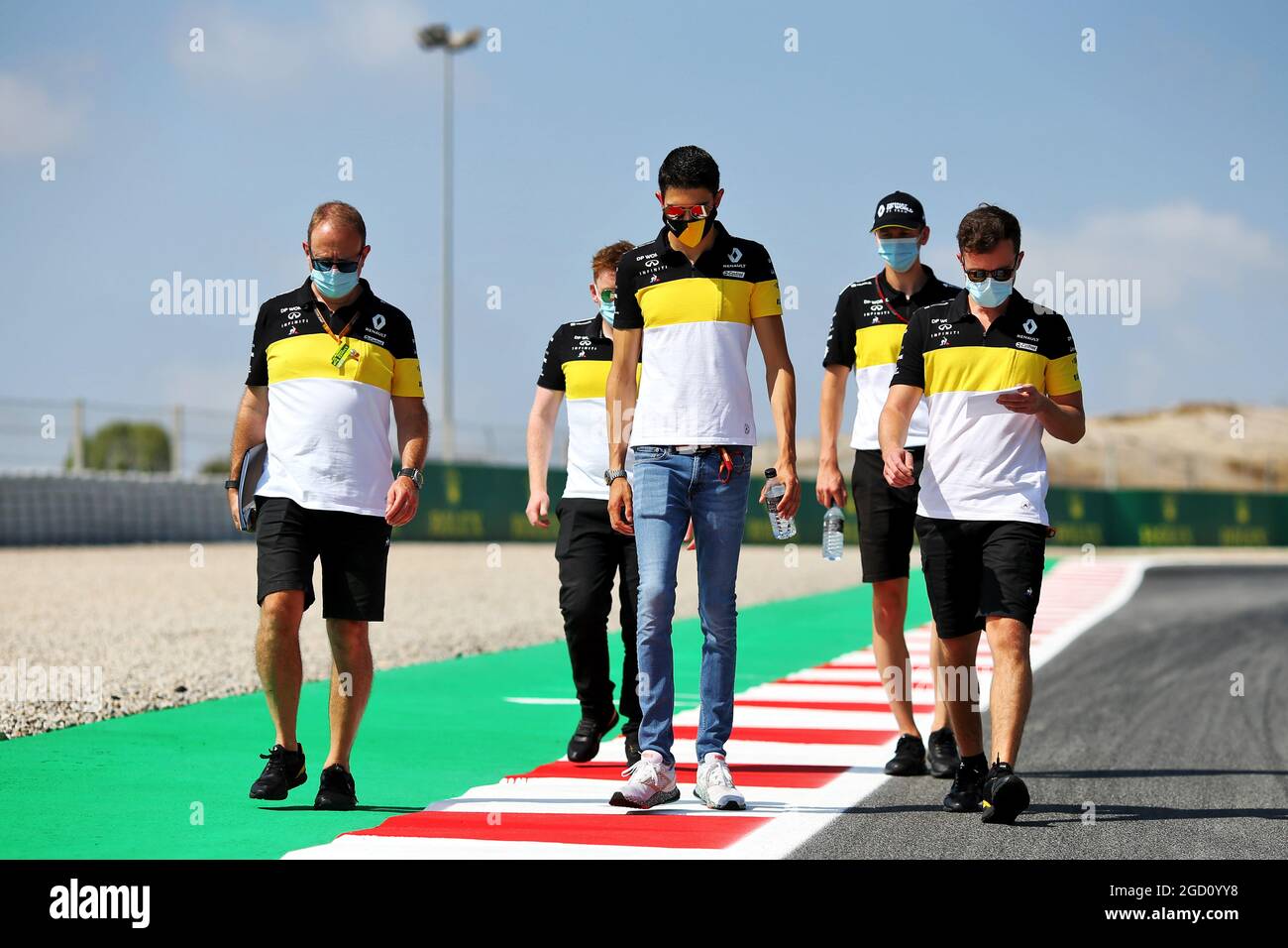 Esteban Ocon (FRA) das Renault F1 Team geht mit dem Team auf die Rennstrecke. Großer Preis von Spanien, Donnerstag, 13. August 2020. Barcelona, Spanien. Stockfoto