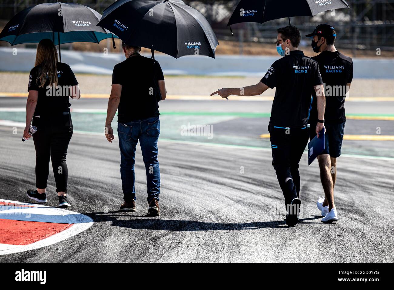 Nichola Latifi (CDN) Williams Racing geht mit dem Team auf der Rennstrecke. Großer Preis von Spanien, Donnerstag, 13. August 2020. Barcelona, Spanien. Stockfoto