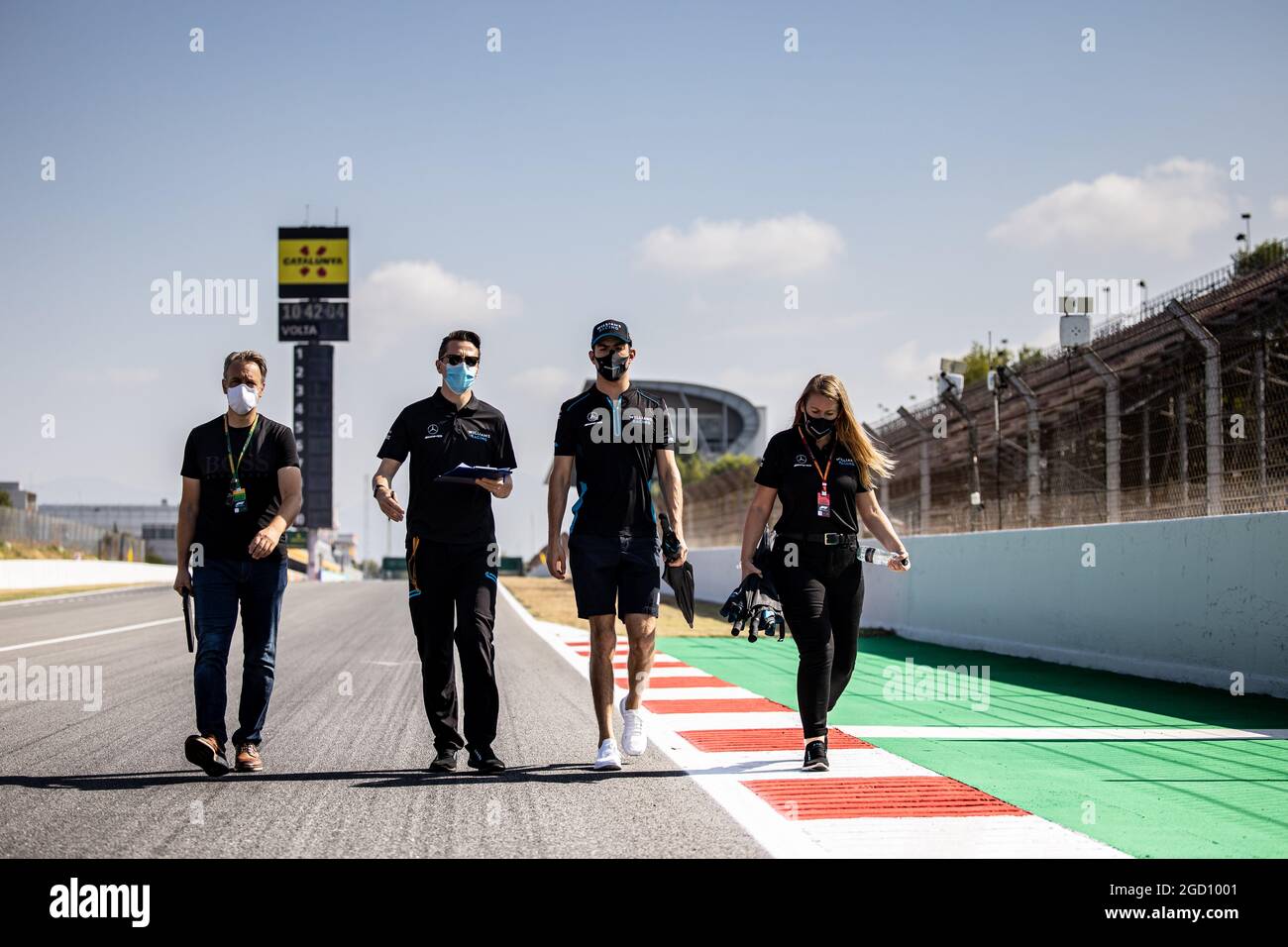 Nichola Latifi (CDN) Williams Racing geht mit dem Team auf der Rennstrecke. Großer Preis von Spanien, Donnerstag, 13. August 2020. Barcelona, Spanien. Stockfoto