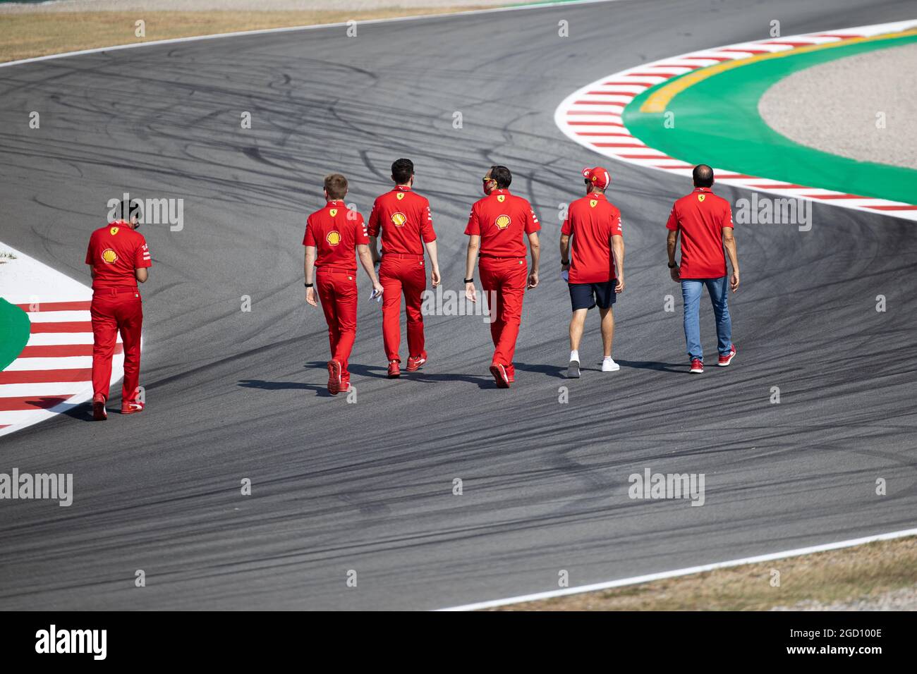 Sebastian Vettel (GER) Ferrari geht mit dem Team auf die Rennstrecke. Großer Preis von Spanien, Donnerstag, 13. August 2020. Barcelona, Spanien. Stockfoto