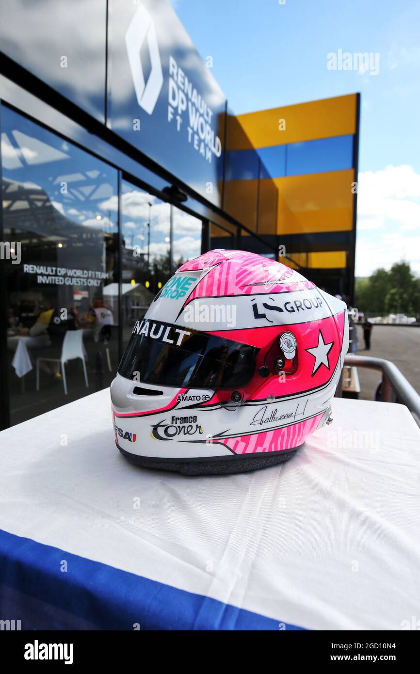 Das Renault F1 Team zollt Anthoine Hubert Tribut, indem es seinen Helm außerhalb des Wohnmobils im Fahrerlager platziert. Großer Preis von Belgien, Donnerstag, 27. August 2020. Spa-Francorchamps, Belgien. Stockfoto