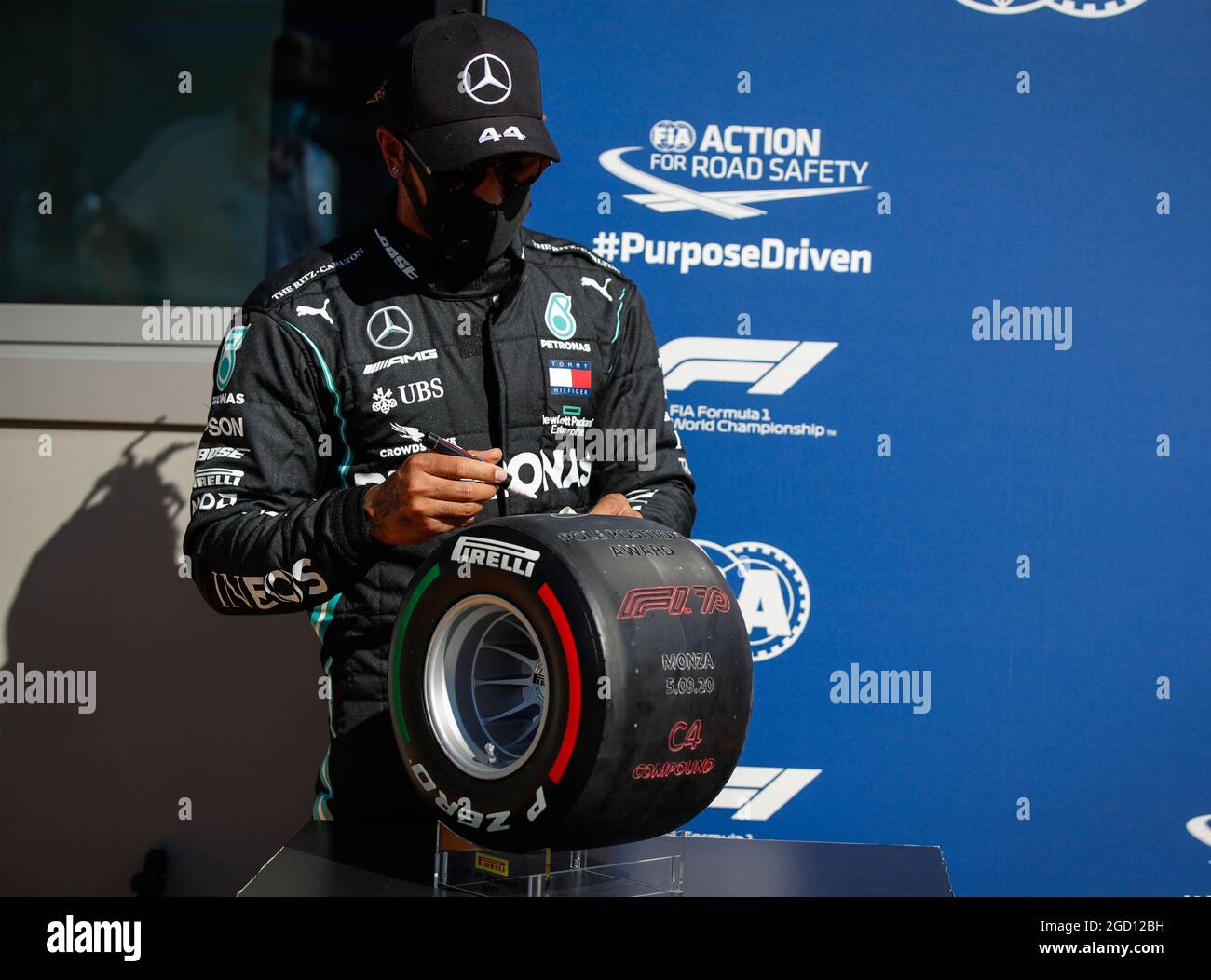 Lewis Hamilton (GBR) Mercedes AMG F1 mit dem Pirelli Pole Position Award. Großer Preis von Italien, Samstag, 5. September 2020. Monza Italien. FIA Pool-Bild nur zur redaktionellen Verwendung Stockfoto