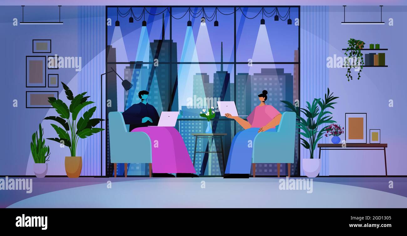 Geschäftsleute, die Laptops verwenden, Geschäftsleute, die in einem modernen Büro in der dunklen Nacht arbeiten, horizontal Stock Vektor