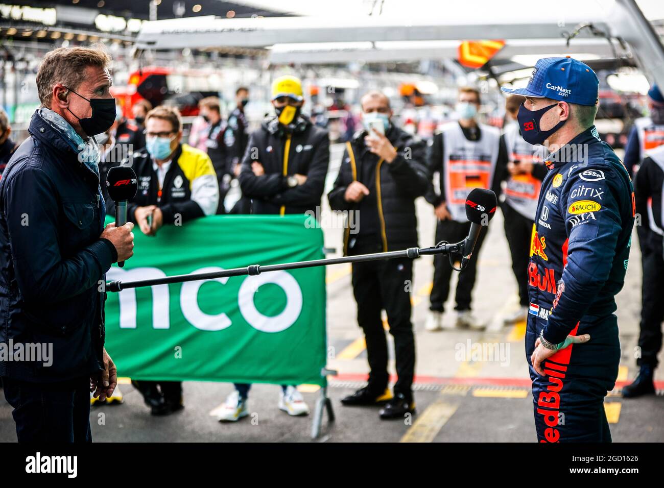 Max Verstappen (NLD) Red Bull Racing in Parc Ferme mit David Coulthard (GBR) Channel 4 F1-Kommentator. Eifel Grand Prix, Sonntag, 11. Oktober 2020. Nurbugring, Deutschland. FIA Pool-Bild nur zur redaktionellen Verwendung Stockfoto