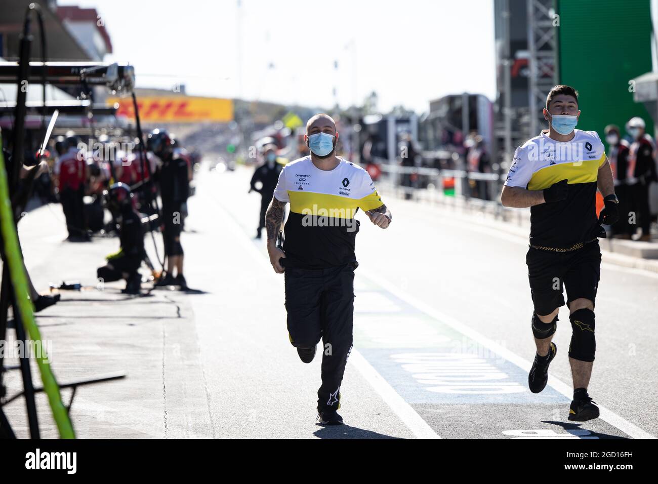 Mechaniker des Renault F1 Teams. Großer Preis von Portugal, Samstag, 24. Oktober 2020. Portimao, Portugal. Stockfoto
