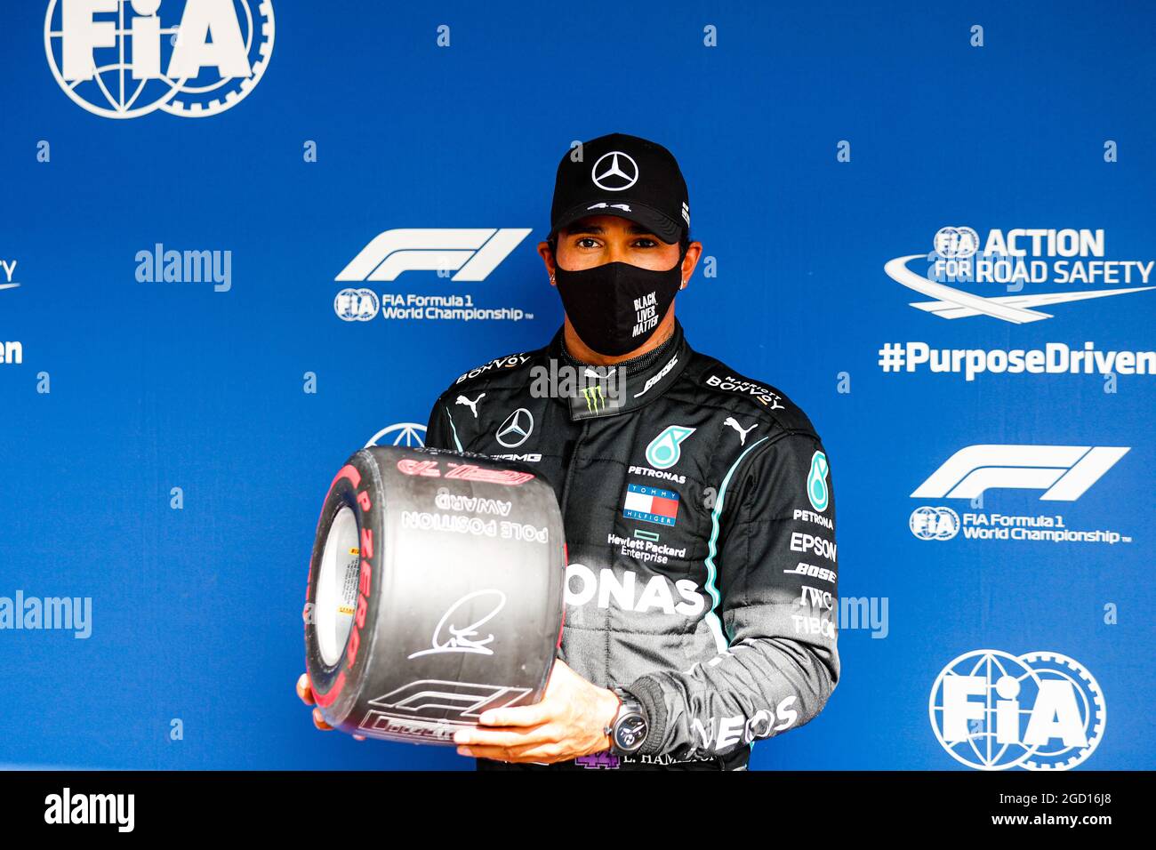 Lewis Hamilton (GBR) Mercedes AMG F1 feiert mit dem Pirelli Pole Position Award. Großer Preis von Portugal, Samstag, 24. Oktober 2020. Portimao, Portugal. FIA Pool-Bild nur zur redaktionellen Verwendung Stockfoto