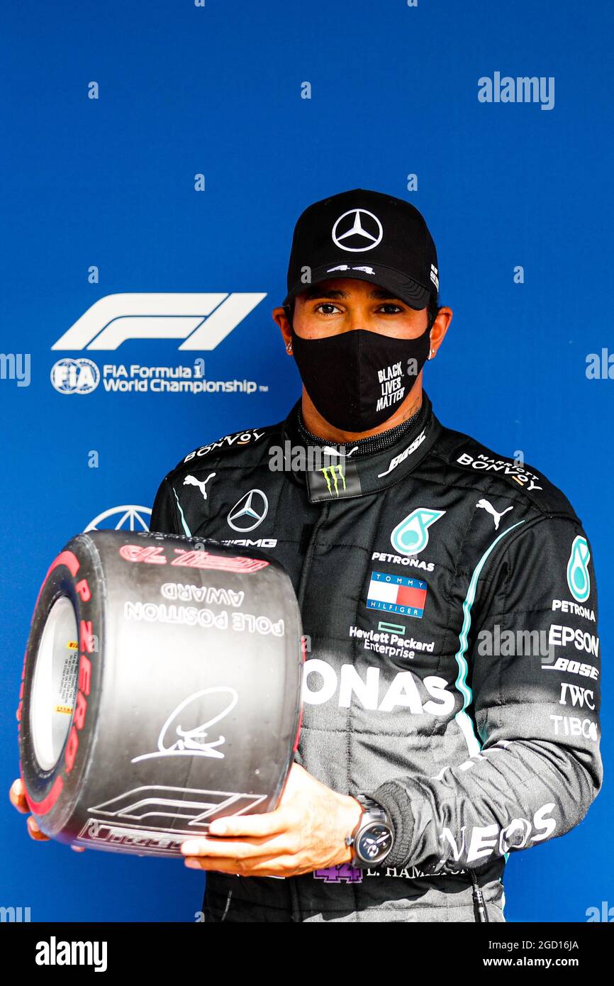 Lewis Hamilton (GBR) Mercedes AMG F1 feiert mit dem Pirelli Pole Position Award. Großer Preis von Portugal, Samstag, 24. Oktober 2020. Portimao, Portugal. FIA Pool-Bild nur zur redaktionellen Verwendung Stockfoto