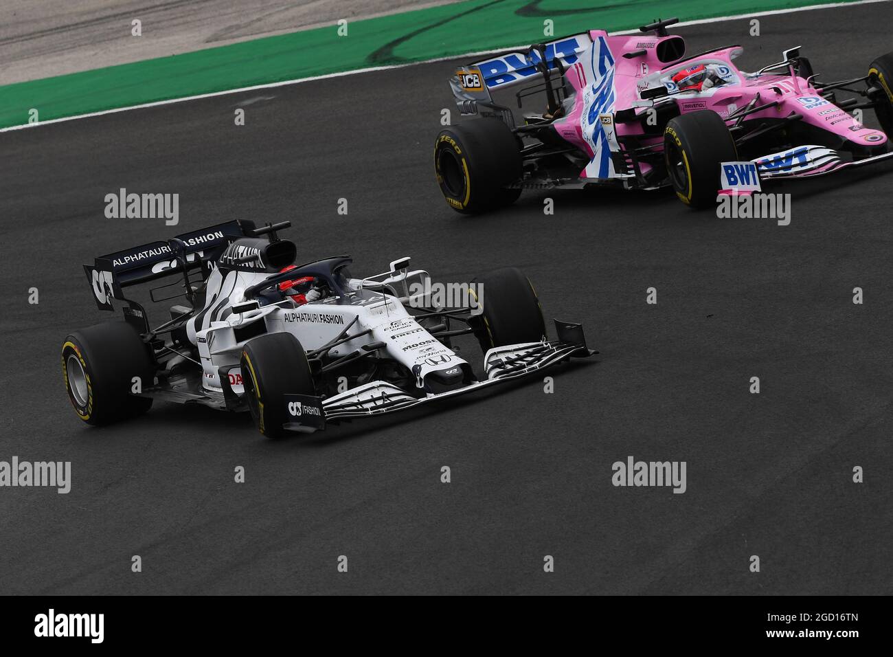 Daniil Kvyat (RUS) AlphaTauri AT01 und Sergio Perez (MEX) Racing Point F1 Team RP19 kämpfen um Position. Großer Preis von Portugal, Sonntag, 25. Oktober 2020. Portimao, Portugal. FIA Pool-Bild nur zur redaktionellen Verwendung Stockfoto