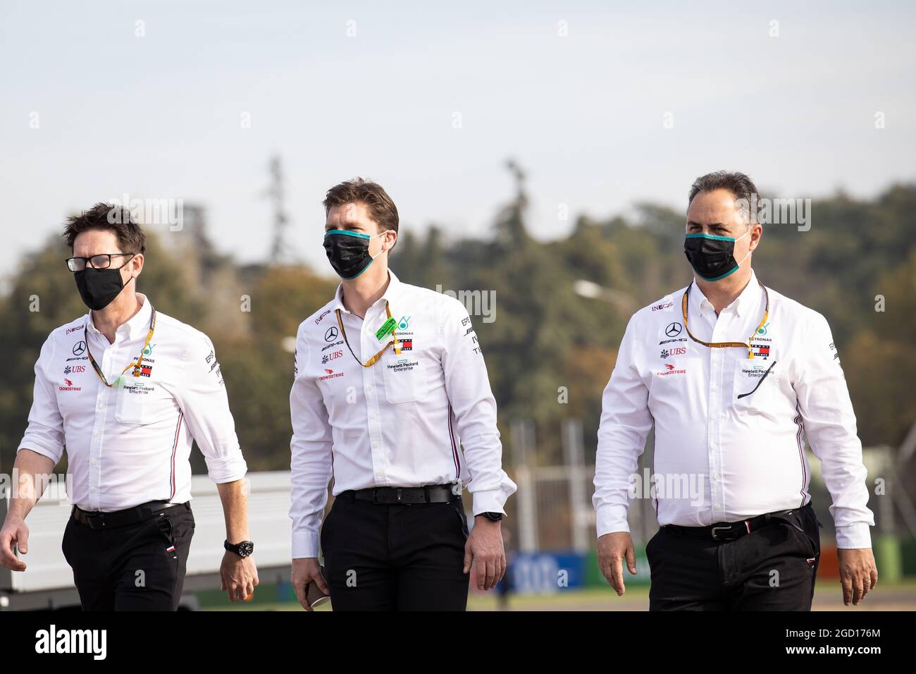 (L bis R): Andrew Shovlin (GBR) Mercedes AMG F1 Engineer; James Vowles (GBR) Mercedes AMG F1 Chief Strategist; und Ron Meadows (GBR) Mercedes GP Team Manager, gehen die Strecke. Emilia Romagna Grand Prix, Freitag, 29. Oktober 2020. Imola, Italien. Stockfoto