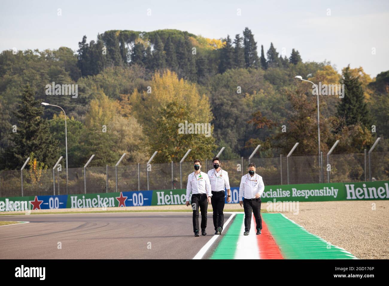 (L bis R): Andrew Shovlin (GBR) Mercedes AMG F1 Engineer; James Vowles (GBR) Mercedes AMG F1 Chief Strategist; und Ron Meadows (GBR) Mercedes GP Team Manager, gehen die Strecke. Emilia Romagna Grand Prix, Freitag, 29. Oktober 2020. Imola, Italien. Stockfoto