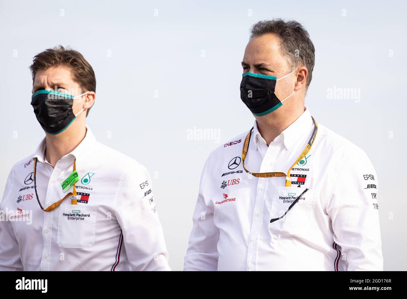 (L bis R): James Vowles (GBR) Mercedes AMG F1 Chief Strategist und Ron Meadows (GBR) Mercedes GP Team Manager gehen die Strecke. Emilia Romagna Grand Prix, Freitag, 29. Oktober 2020. Imola, Italien. Stockfoto