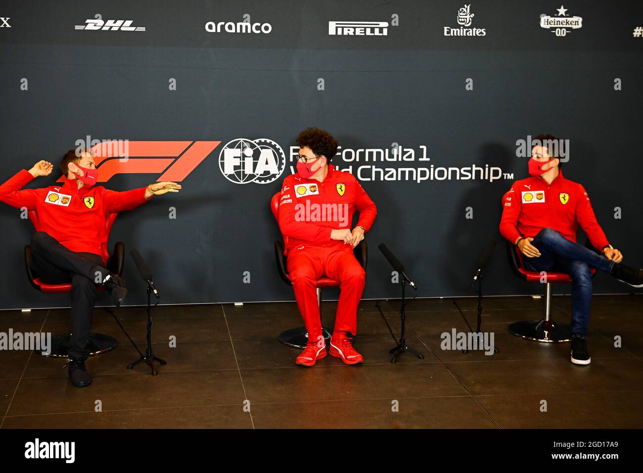 (L bis R): Sebastian Vettel (GER) Ferrari; Mattia Binotto (ITA) Ferrari Teamchef; und Charles Leclerc (MON) Ferrari, bei der FIA-Pressekonferenz. Emilia Romagna Grand Prix, Freitag, 29. Oktober 2020. Imola, Italien. FIA Pool-Bild nur zur redaktionellen Verwendung Stockfoto