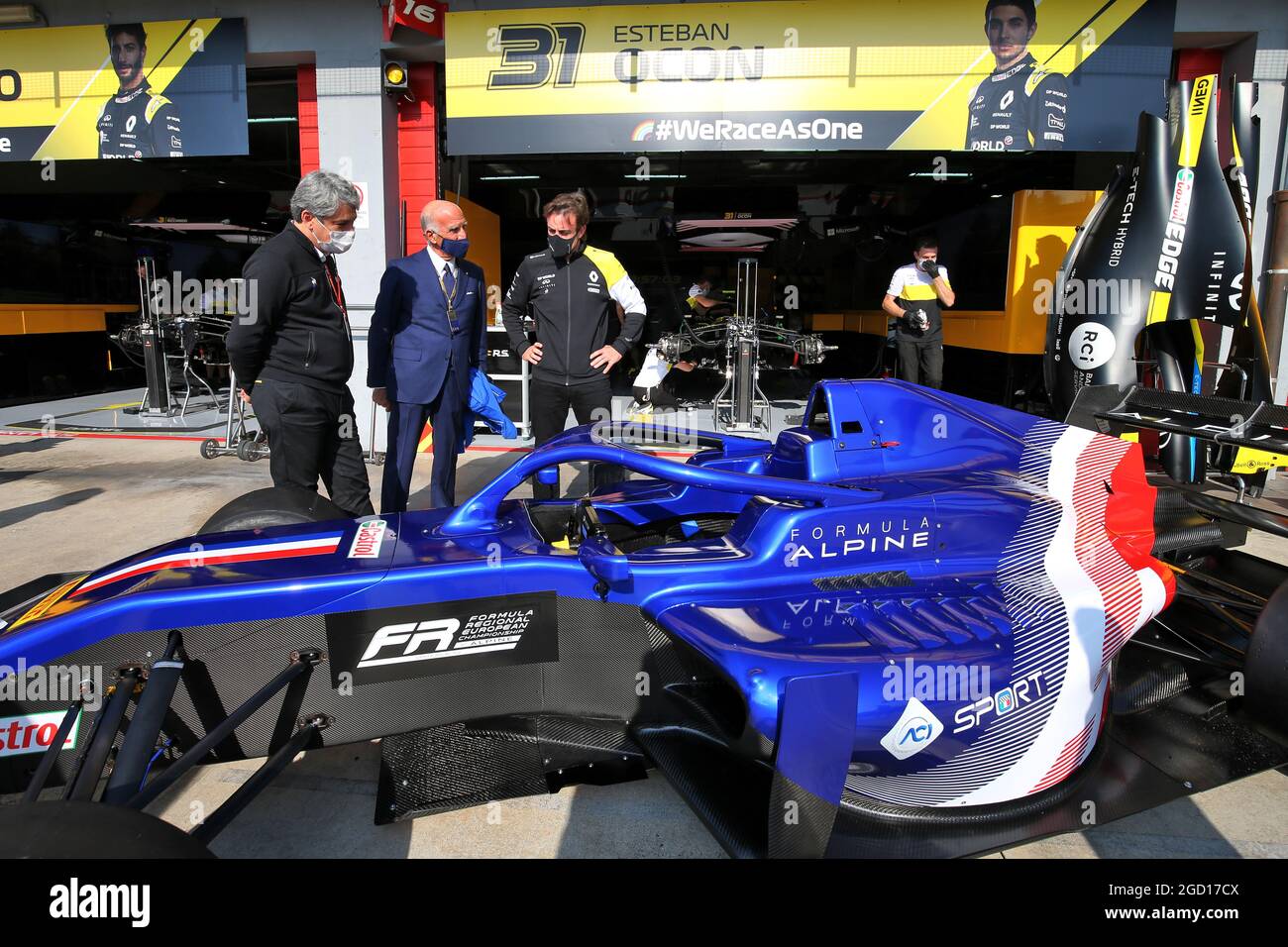 Die von der FIA zertifizierte Formel-Regional-Europameisterschaft von Alpine wird vorgestellt (L bis R): Luca de Meo (ITA) Groupe Renault Chief Executive Officer; Dr. Angelo Sticki Damiani (ITA) Aci CSAI President; Fernando Alonso (ESP) Renault F1 Team. Großer Preis der Emilia Romagna, Samstag, 31. Oktober 2020. Imola, Italien. Stockfoto