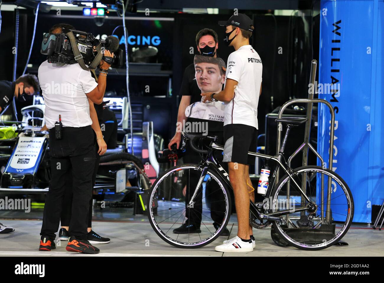 Adam McDaid (GBR) Williams Racing Social Media Manager mit George Russell (GBR) Mercedes AMG F1. Sakhir Grand Prix, Donnerstag, 3. Dezember 2020. Sakhir, Bahrain. Stockfoto