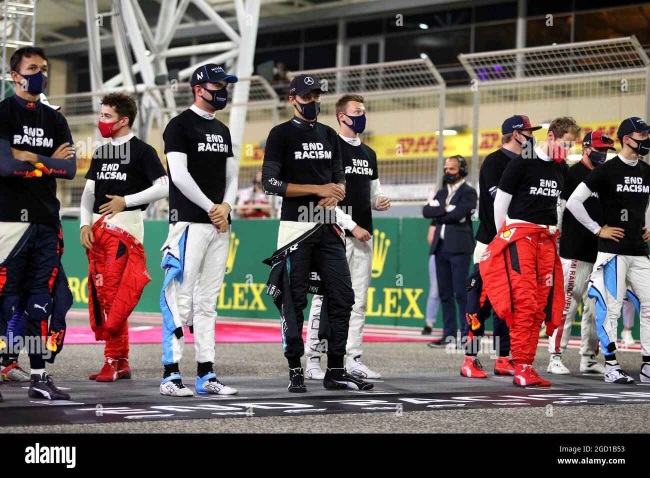 Nichola Latifi (CDN) Williams Racing mit George Russell (GBR) Mercedes AMG F1 am Start. Sakhir Grand Prix, Sonntag, 6. Dezember 2020. Sakhir, Bahrain. Stockfoto