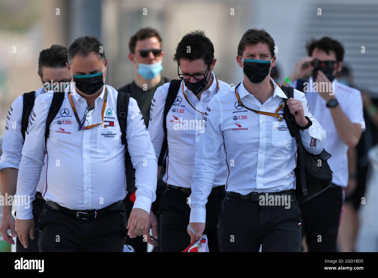 (L bis R): Ron Meadows (GBR) Mercedes GP Team Manager; Andrew Shovlin (GBR) Mercedes AMG F1 Engineer; James Vowles (GBR) Mercedes AMG F1 Chief Strategist. Abu Dhabi Grand Prix, Donnerstag, 10. Dezember 2020. Yas Marina Circuit, Abu Dhabi, VAE. Stockfoto