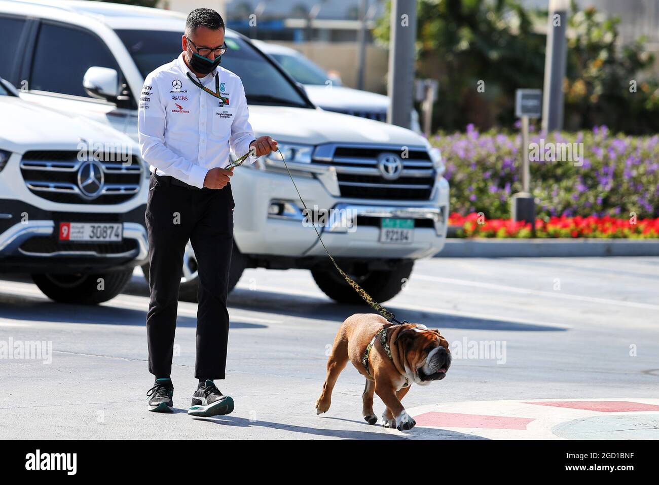 Mercedes AMG F1 mit Roscoe. Abu Dhabi Grand Prix, Freitag, 11. Dezember 2020. Yas Marina Circuit, Abu Dhabi, VAE. Stockfoto