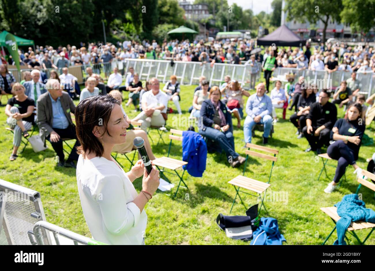 10. August 2021, Nordrhein-Westfalen, Bochum: Annalena Baerbock (V), Kanzlerin und Bundesvorsitzende von Bündnis 90/die Grünen, beantwortet bei einer Wahlkampfveranstaltung vor dem Deutschen Bergbaumuseum Fragen von Zuschauern. Foto: Kay Nietfeld/dpa Stockfoto