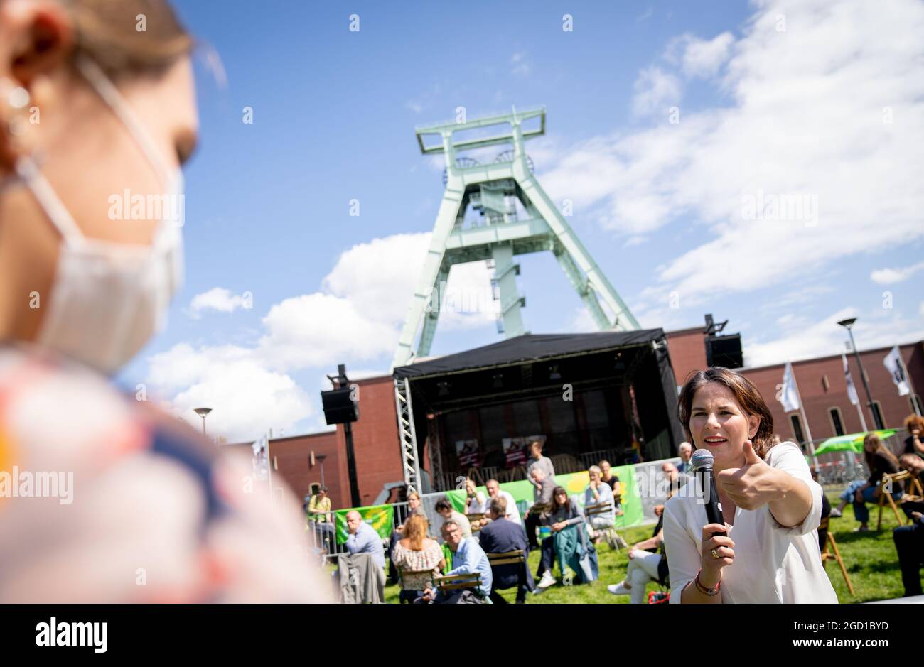 10. August 2021, Nordrhein-Westfalen, Bochum: Annalena Baerbock (r), Kanzlerin und Bundesvorsitzende von Bündnis 90/die Grünen, beantwortet bei einer Wahlkampfveranstaltung vor dem Deutschen Bergbaumuseum Fragen aus dem Publikum. Foto: Kay Nietfeld/dpa Stockfoto