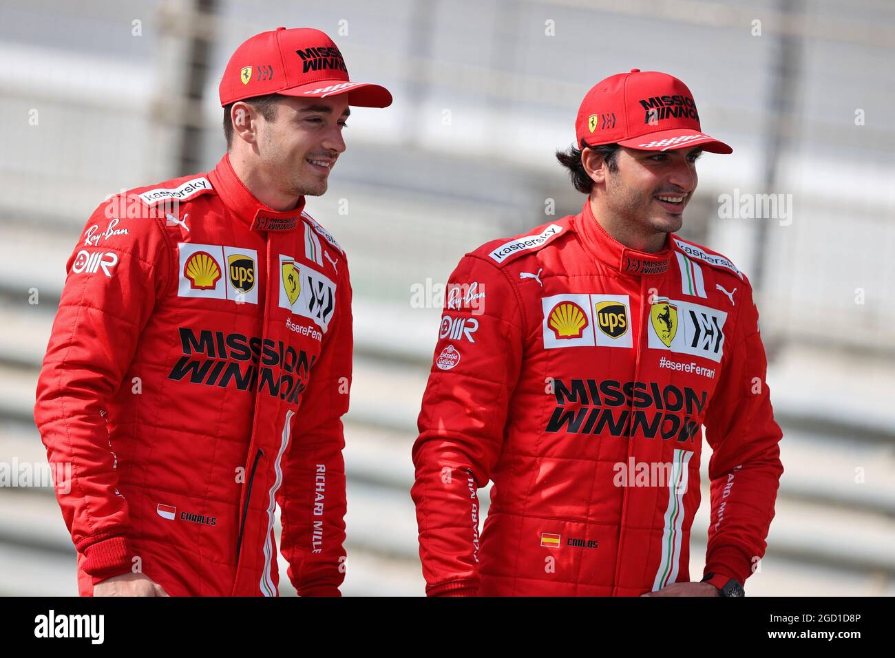 (L bis R): Charles Leclerc (MON) Ferrari mit Carlos Sainz Jr (ESP) Ferrari. Formula One Testing, Freitag, 12. März 2021. Sakhir, Bahrain. Stockfoto