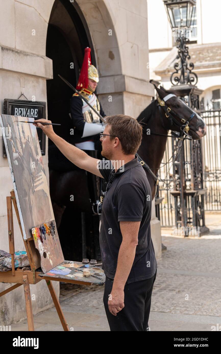 London, Großbritannien. August 2021. Rob Pointon, Artist in Residence bei der Household Cavalry, malt eine berittene Wache bei der Horse Guards Parade, London, Großbritannien Credit: Ian Davidson/Alamy Live News Stockfoto