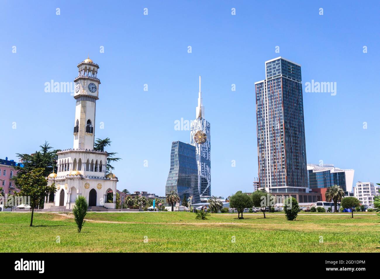 BATUMI, ADJARA, GEORGIA - 2. JULI 2021: Porta Batumi, Chacha and Technological University Towers und Radisson Blu Hotel am Meeresufer Miracle Park, Batumi, Georgia Stockfoto