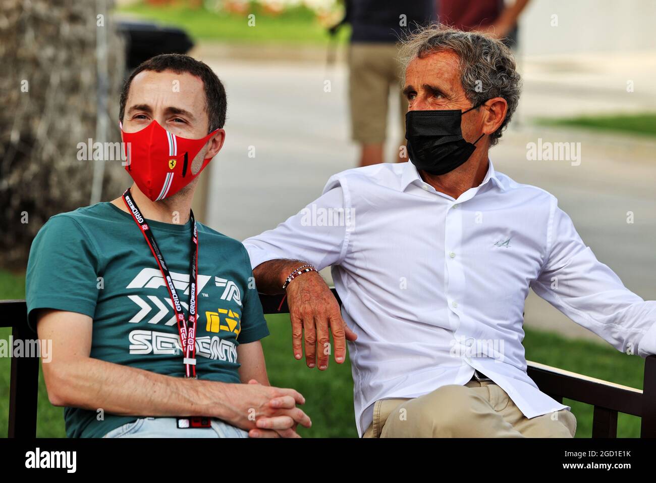 (L bis R): Nicolas Todt (FRA) Driver Manager mit Alain Prost (FRA) Alpine F1 Team Non-Executive Director. Großer Preis von Bahrain, Donnerstag, 25. März 2021. Sakhir, Bahrain. Stockfoto