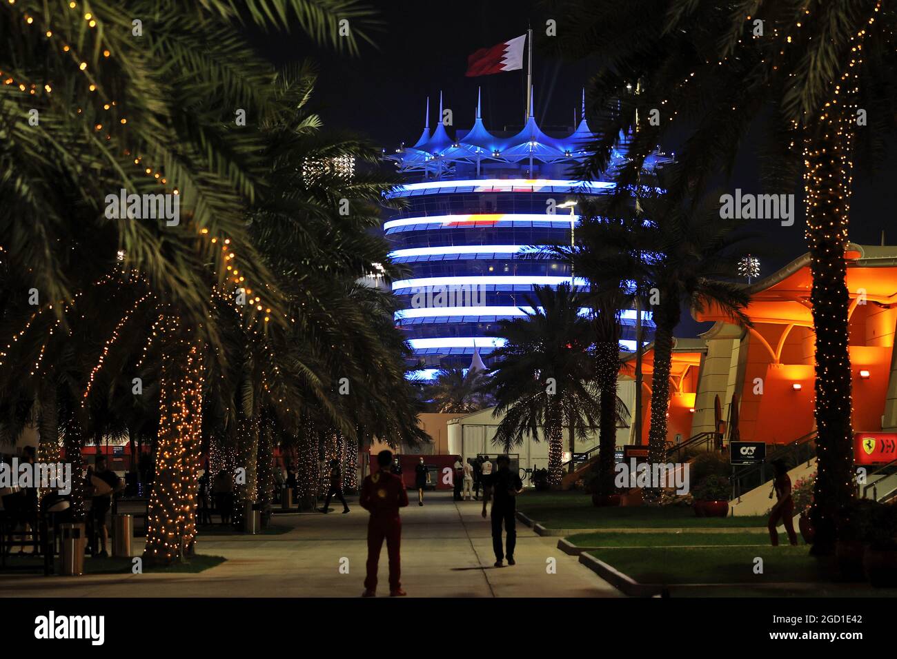 Paddock-Atmosphäre – beleuchtetes Gebäude. Großer Preis von Bahrain, Donnerstag, 25. März 2021. Sakhir, Bahrain. Stockfoto