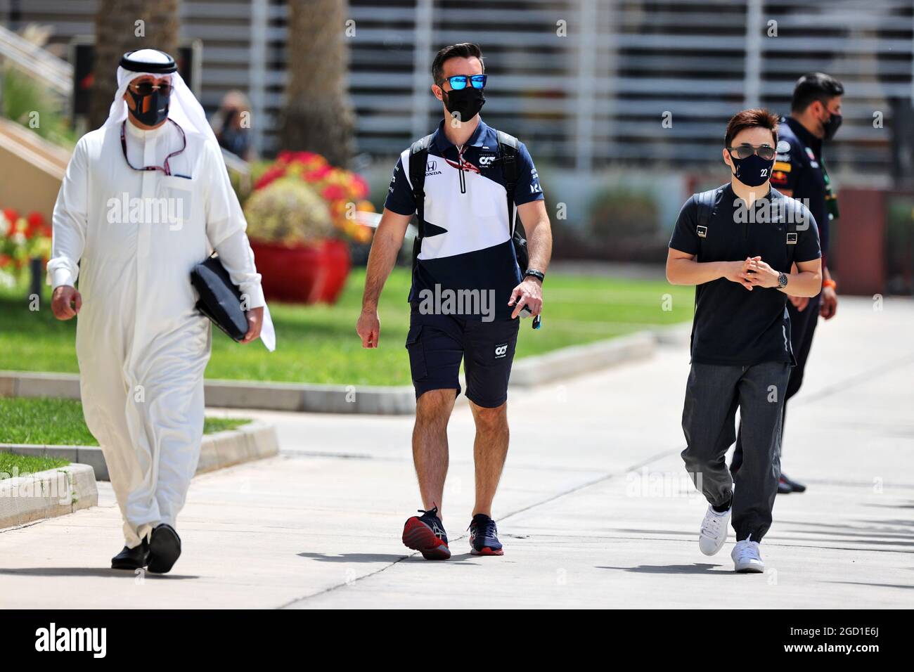 Yuki Tsunoda (JPN) AlphaTauri (rechts). Großer Preis von Bahrain, Freitag, 26. März 2021. Sakhir, Bahrain. Stockfoto