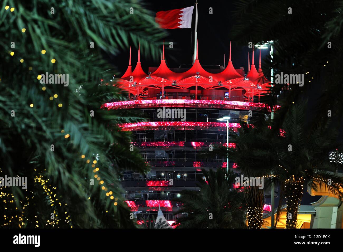 Paddock-Atmosphäre – beleuchtetes Gebäude. Großer Preis von Bahrain, Freitag, 26. März 2021. Sakhir, Bahrain. Stockfoto