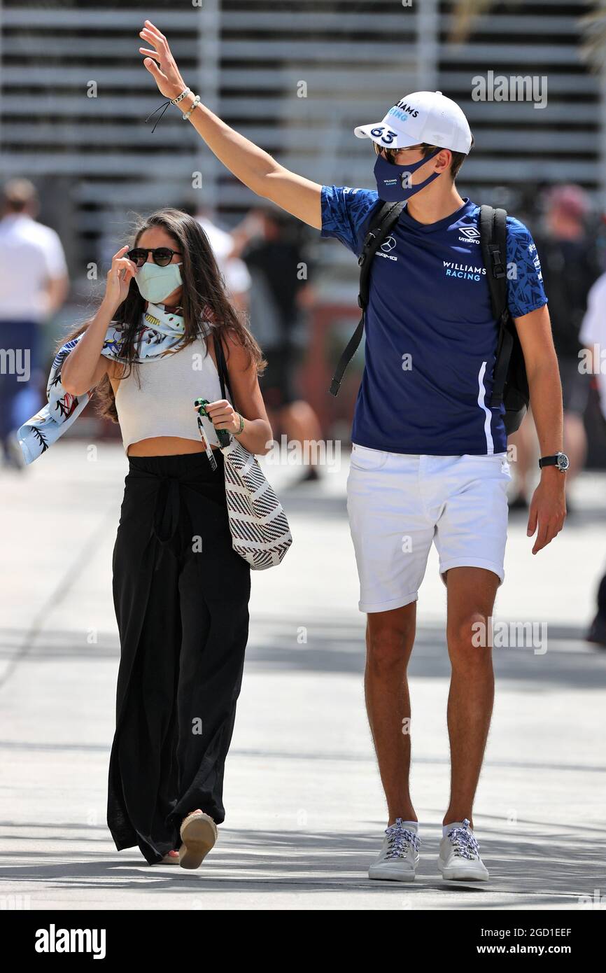 George Russell (GBR) Williams Racing mit seiner Freundin Carmen Montero Mundt. Großer Preis von Bahrain, Samstag, 27th. März 2021. Sakhir, Bahrain. Stockfoto